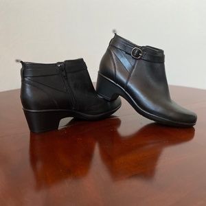 Clarks Black Ankle Bootie in Size 8